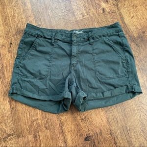 Universal thread mid rise midi green shorts